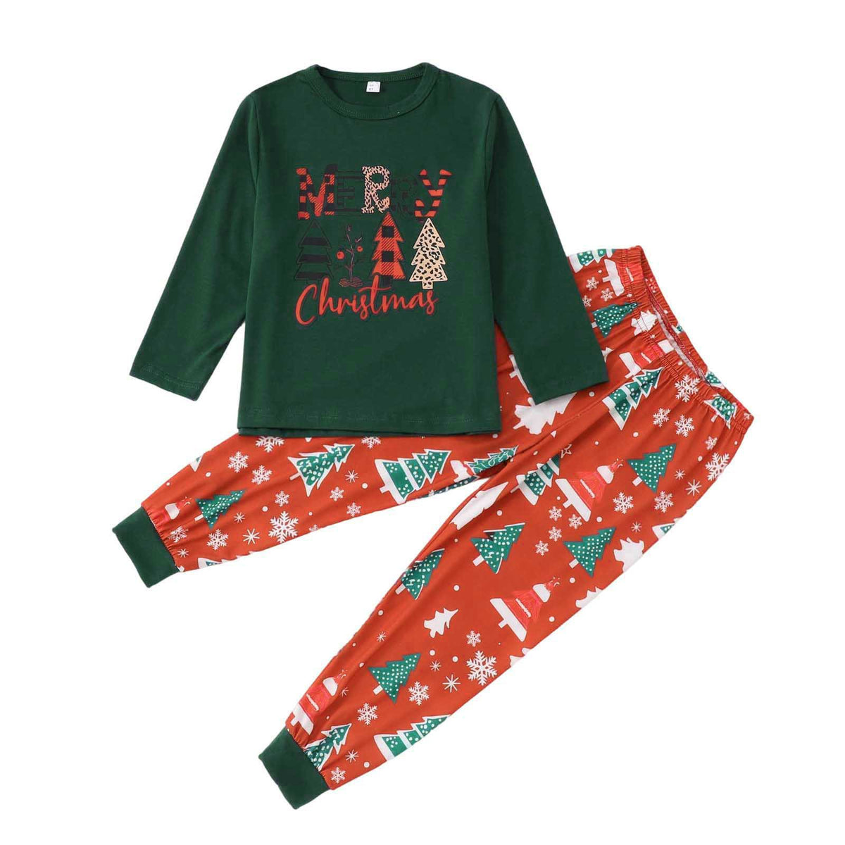 Maglia verde Merry Christmas del pigiama di un bambino e pantaloni rossi con alberi e fiocchi di neve e bordi verdi, disposti in piano.
