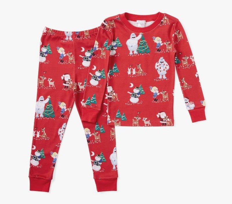 Maglia e pantaloni rossi del pigiama natalizio per bambini con pupazzi di neve, renne e alberi, disposti in piano su sfondo bianco.
