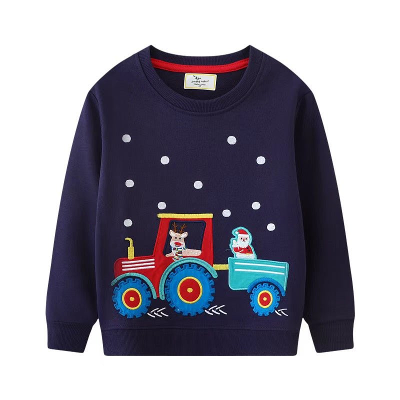 Vista frontale di una felpa natalizia blu navy per bambini con una renna alla guida di un trattore rosso, un pupazzo di neve nel rimorchio e puntini bianchi di neve.