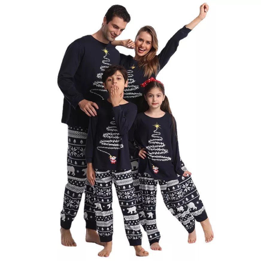 Familia haciendo poses divertidas con camisetas de pijama azul marino con árboles de Navidad y pantalones con estampado de osos polares blancos sobre azul marino, sobre fondo blanco.