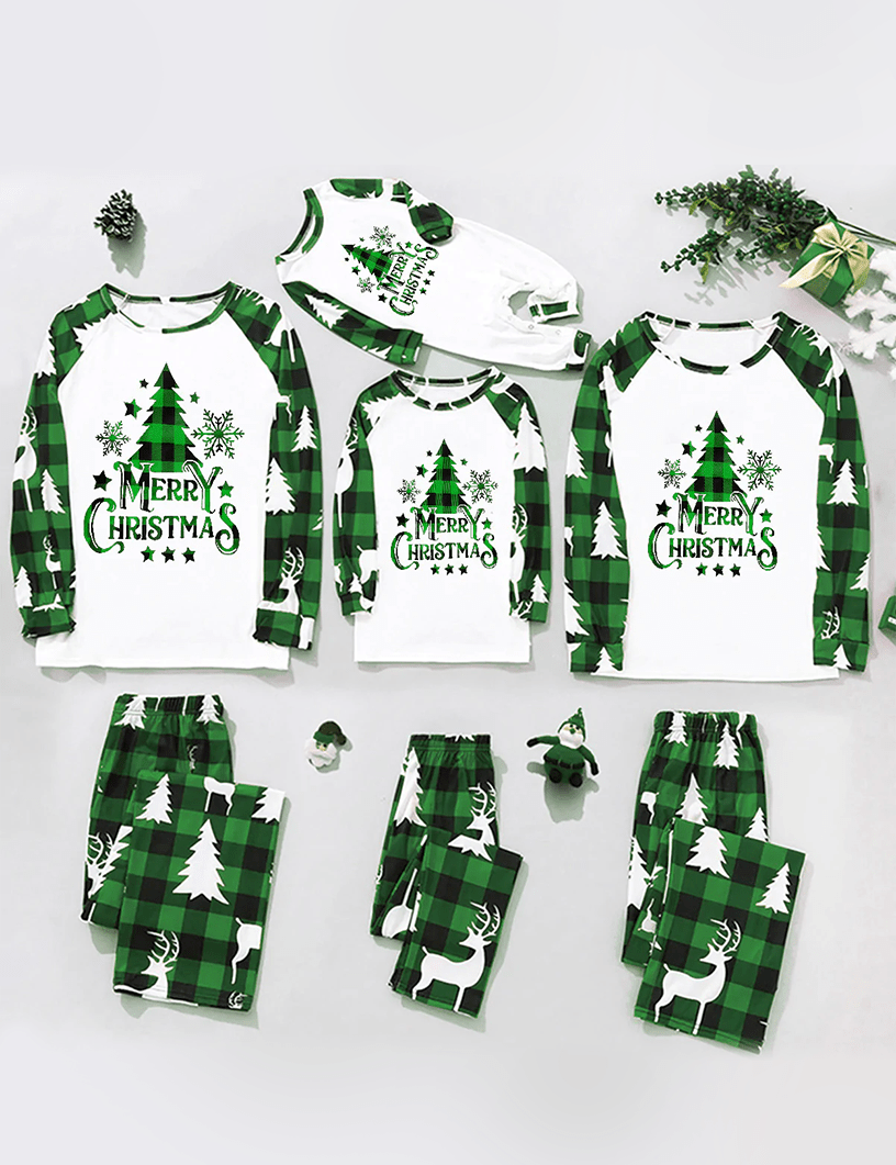 Pigiami natalizi per la famiglia a quadri verdi, con maglie bianche con albero, pantaloni stampati e tutina coordinata per neonato, disposti in piano.