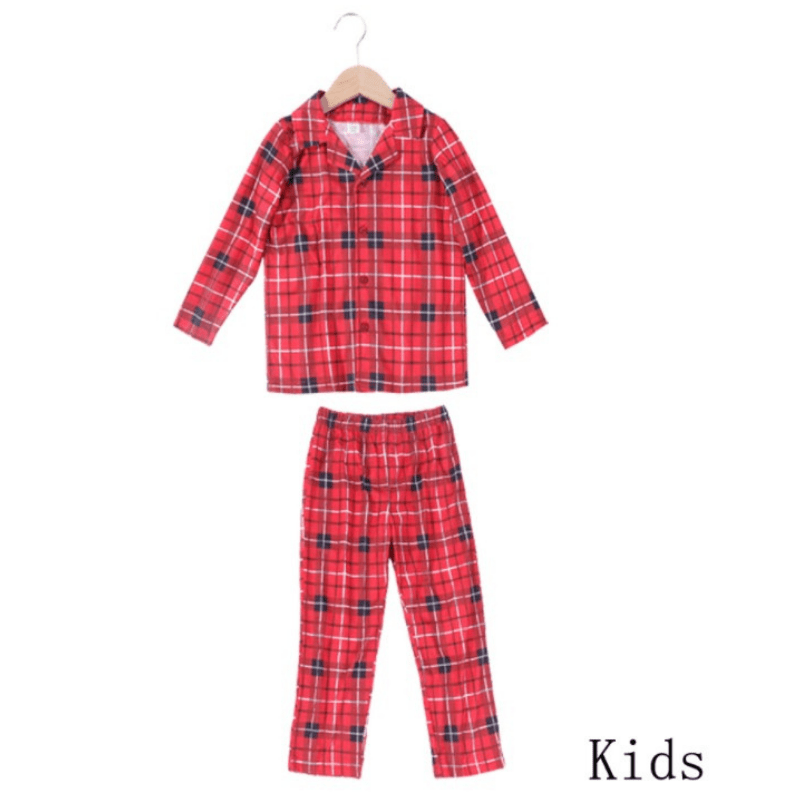 Rotes Tartan-Weihnachtspyjama-Set für Kinder mit Oberteil mit Kragen und Knopfleiste sowie Hose mit geradem Bein auf weißem Hintergrund.
