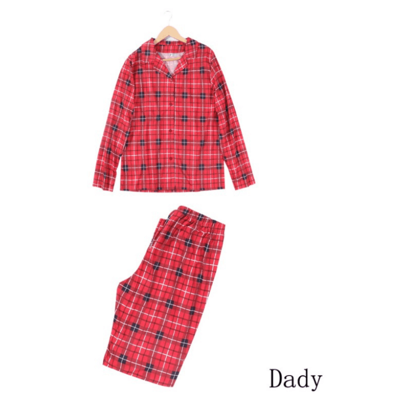 Rotes Tartan-Weihnachtspyjama-Set für Herren mit Oberteil mit Kragen und Knopfleiste sowie gefalteter passender Hose auf weißem Hintergrund.