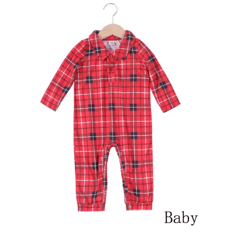 Roter Tartan-Baby-Weihnachtsstrampler mit Kragen, langen Ärmeln, vorderen Knöpfen und Druckknöpfen an den Beinen auf einem Kleiderbügel.