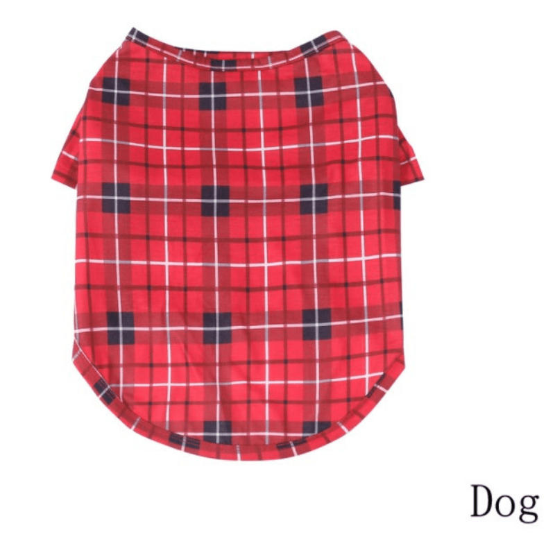 Rotes kurzärmliges Tartan-Weihnachtsshirt für Hunde mit schwarzen und weißen Karolinien und abgerundetem Saum auf weißem Hintergrund.