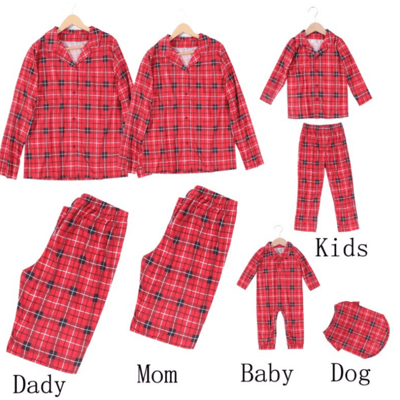 Rote Tartan-Familienpyjama-Kollektion mit Sets für Erwachsene und Kinder, einem Babystrampler und einem passenden Hundeshirt.