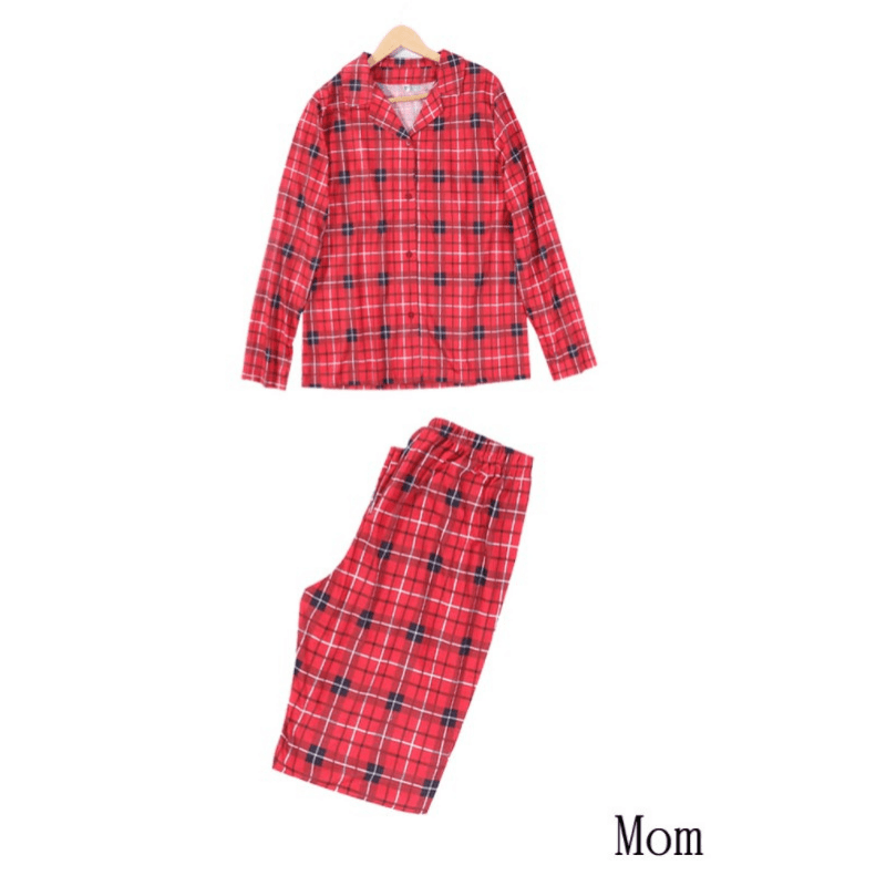 Rotes Tartan-Weihnachtspyjama-Set für Damen mit Oberteil mit Kragen und Knopfleiste sowie gefalteter passender Hose auf weißem Hintergrund.