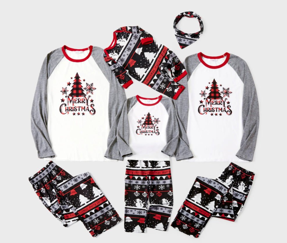 Maglie Merry Christmas con albero e maniche grigie, pantaloni stampati bianchi e neri e tutina coordinata per neonato, disposti in piano.