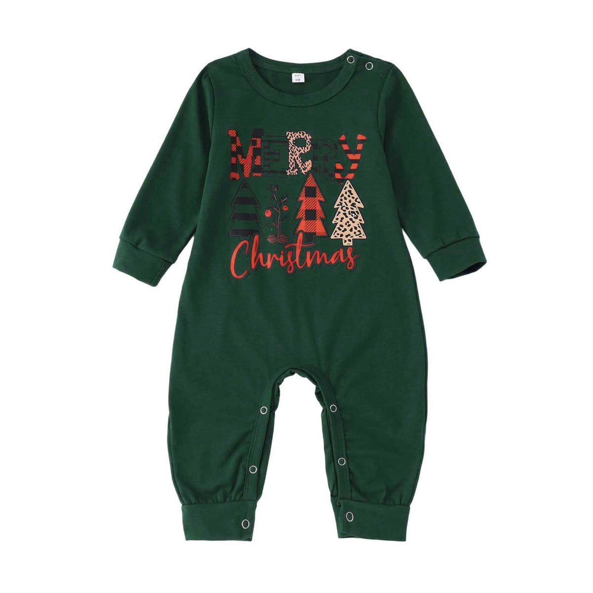 Tutina verde Merry Christmas per neonato con alberi, maniche lunghe e bottoni automatici sulle spalle e alle gambe, su sfondo bianco.