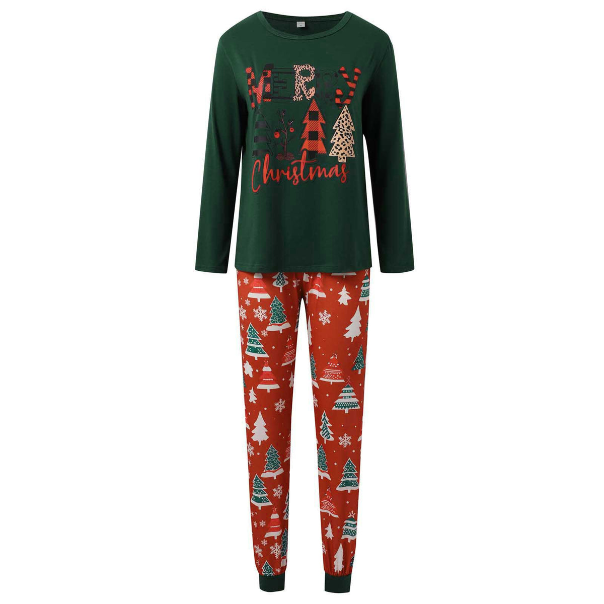 Maglia verde Merry Christmas del pigiama e pantaloni rossi con alberi e fiocchi di neve e bordi verdi, su sfondo bianco.