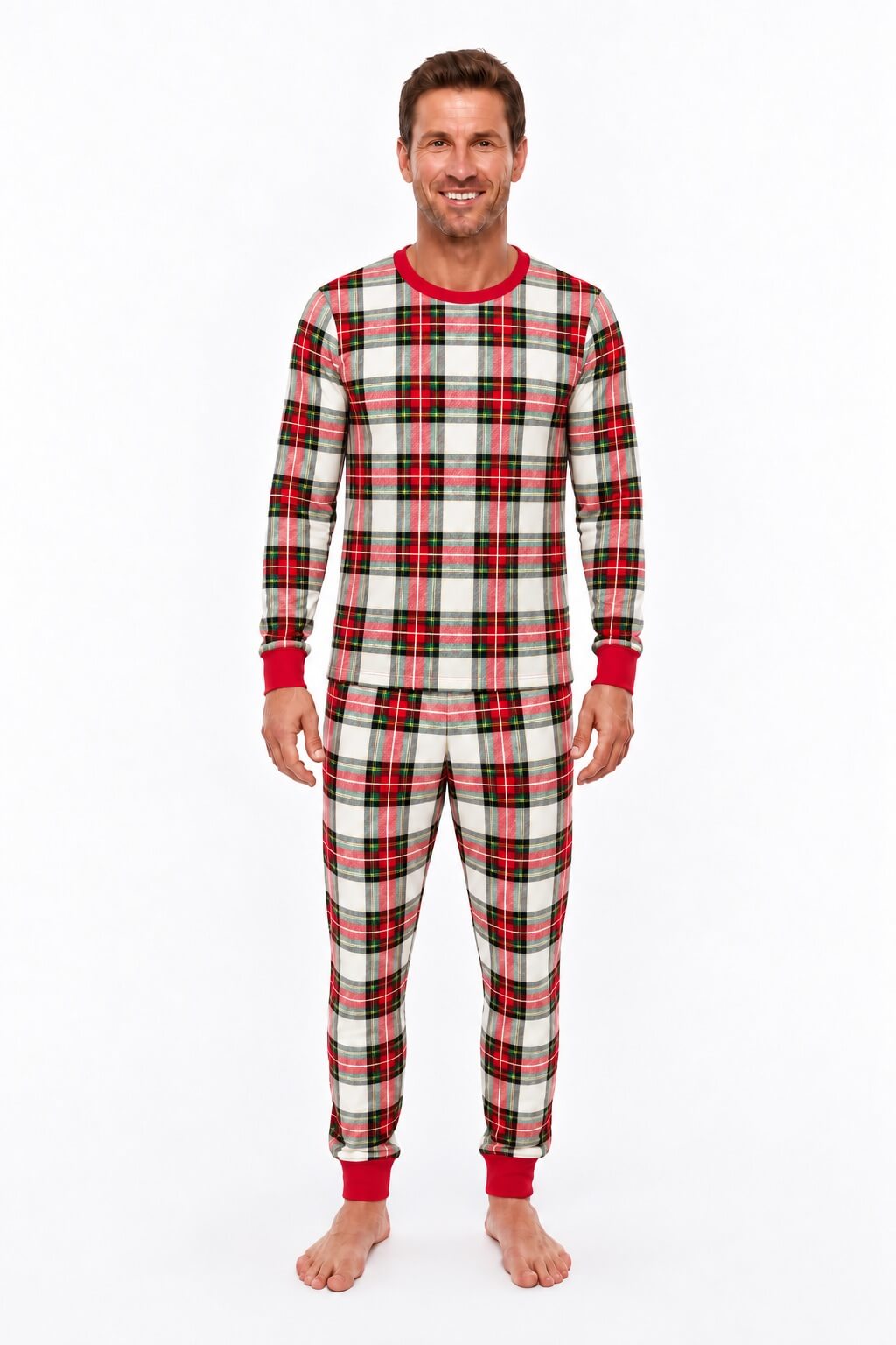 Uomo in pigiama in tartan crema, rosso e verde con scollo e polsini rossi, su sfondo semplice.