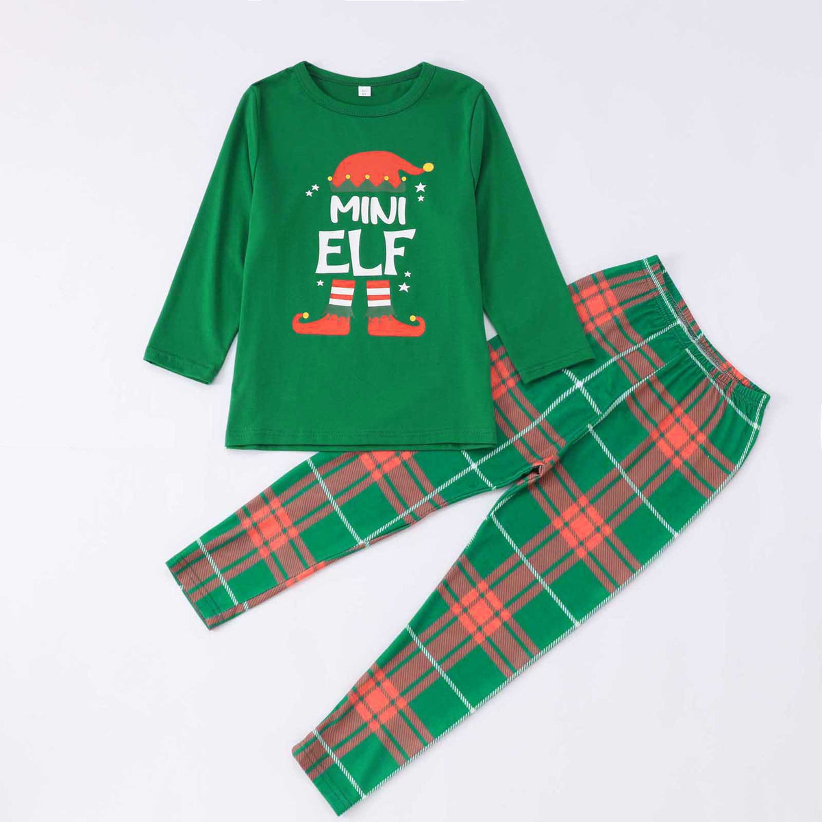 Maglia verde Mini Elf del pigiama di un bambino con cappello e stivali da elfo e pantaloni a quadri rossi e verdi, disposti in piano.