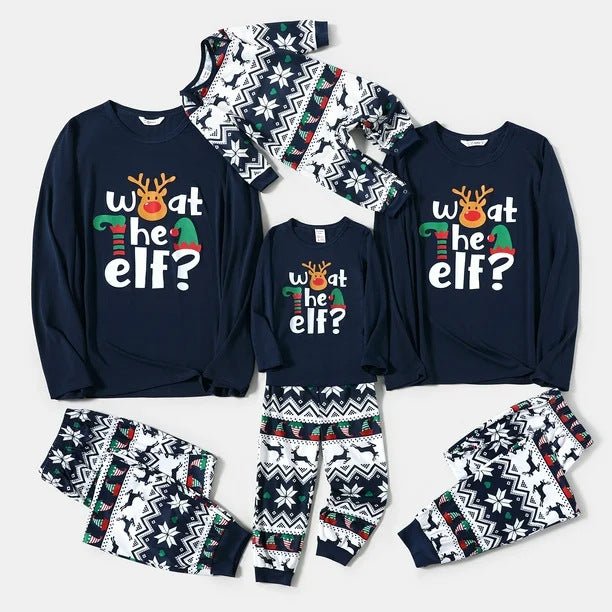 Maglie blu navy What the elf del pigiama e pantaloni coordinati con renne e fiocchi di neve in taglie per adulti e bambini, disposti in piano.