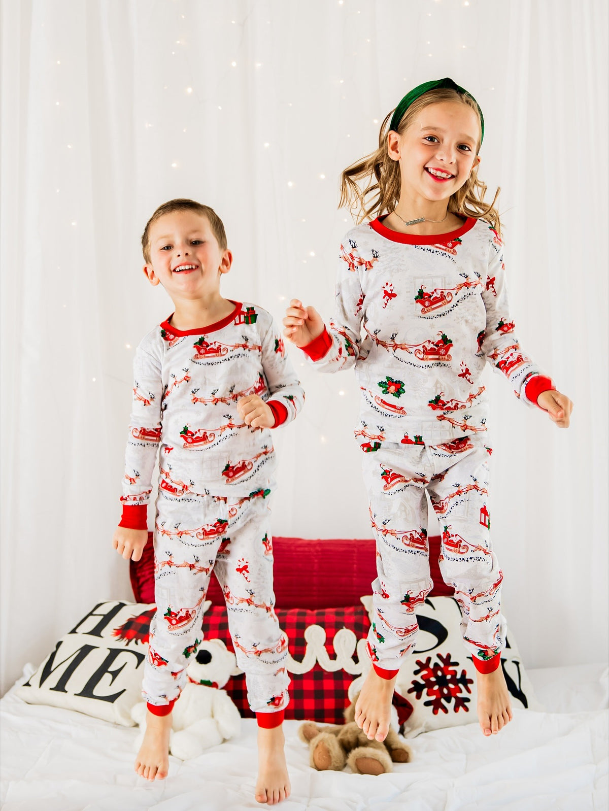 Foto di famiglia in pigiami natalizi con renne e pupazzi di neve – Comodo abbigliamento da notte festivo per tutta la famiglia