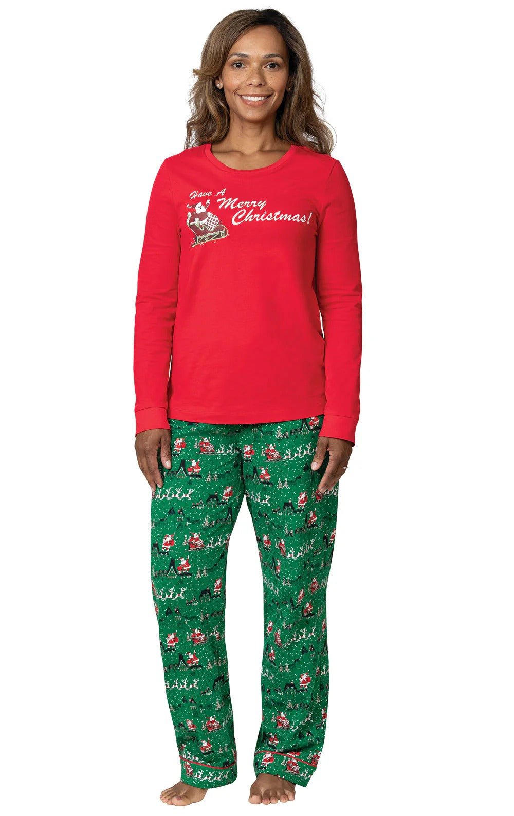 Donna che presenta una maglia rossa Merry Christmas a maniche lunghe del pigiama e pantaloni verdi a stampa festiva, su sfondo bianco.
