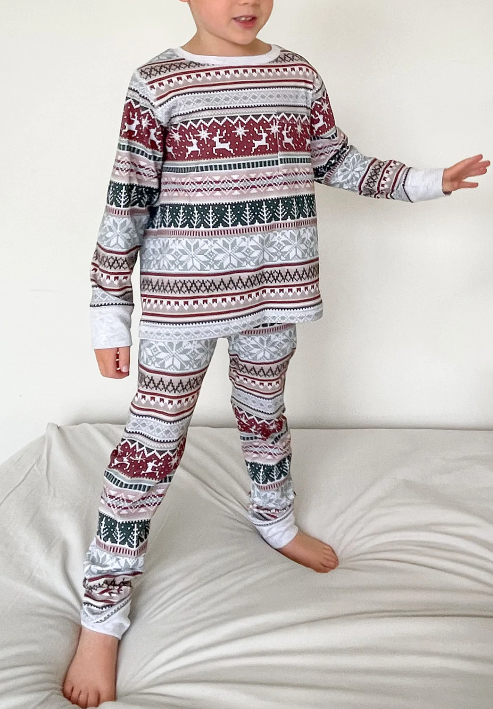 Kids in Christmas Print Pajamas – Cozy Holiday Sleepwear for Boys and Girls